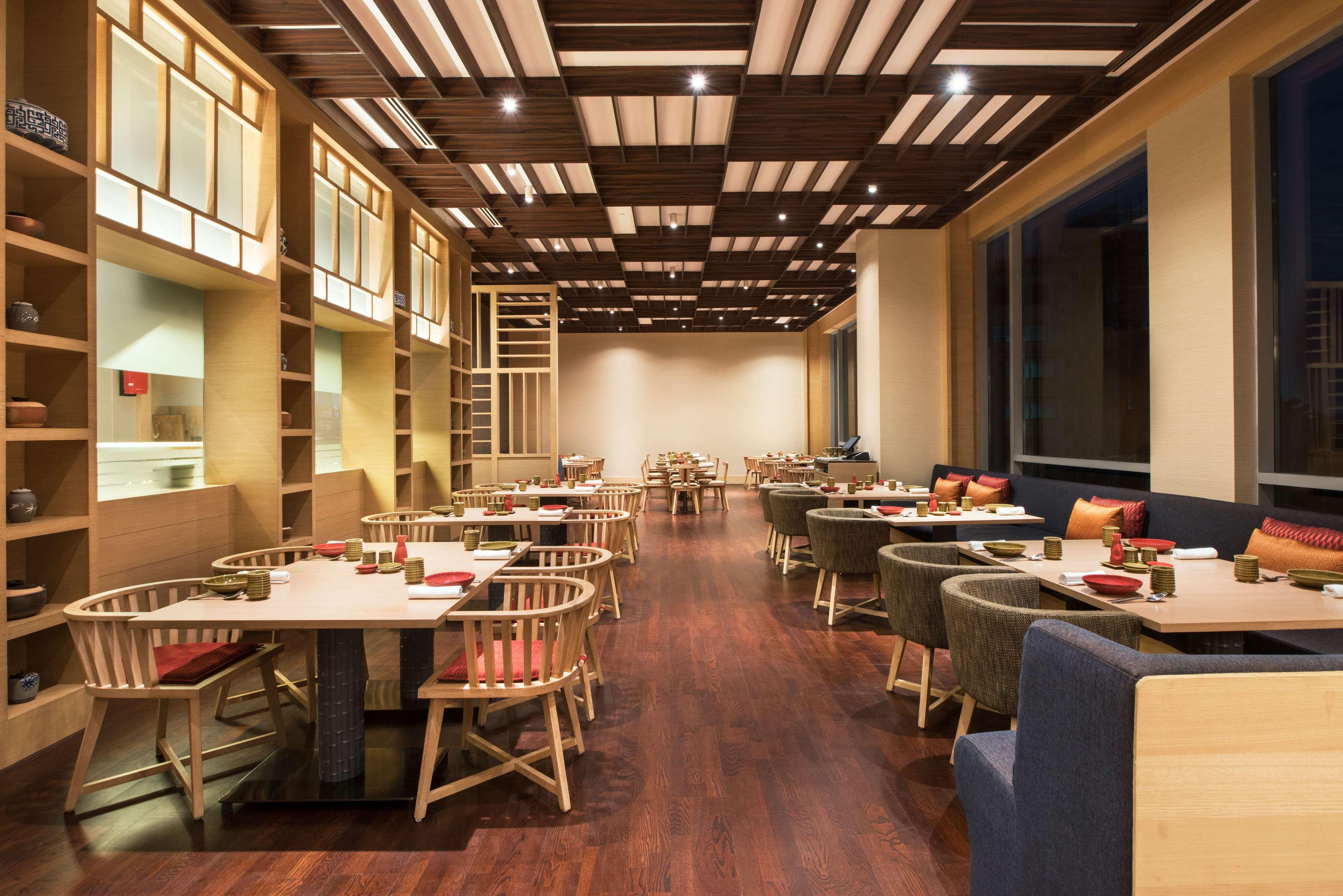 Отель Hyatt Regency Lucknow Gomti Nagar Экстерьер фото The interior of a restaurant