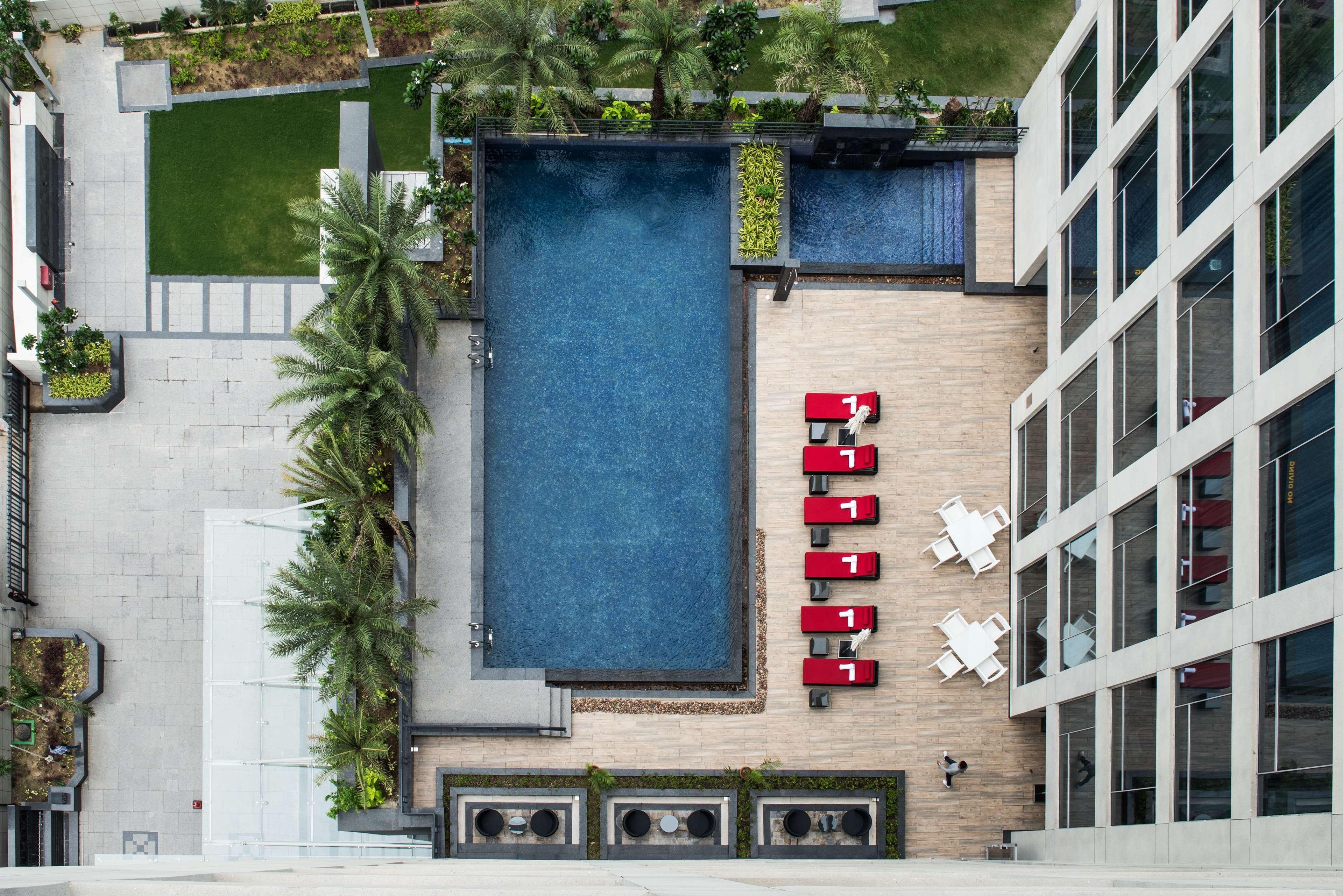 Отель Hyatt Regency Lucknow Gomti Nagar Экстерьер фото The swimming pool at the hotel