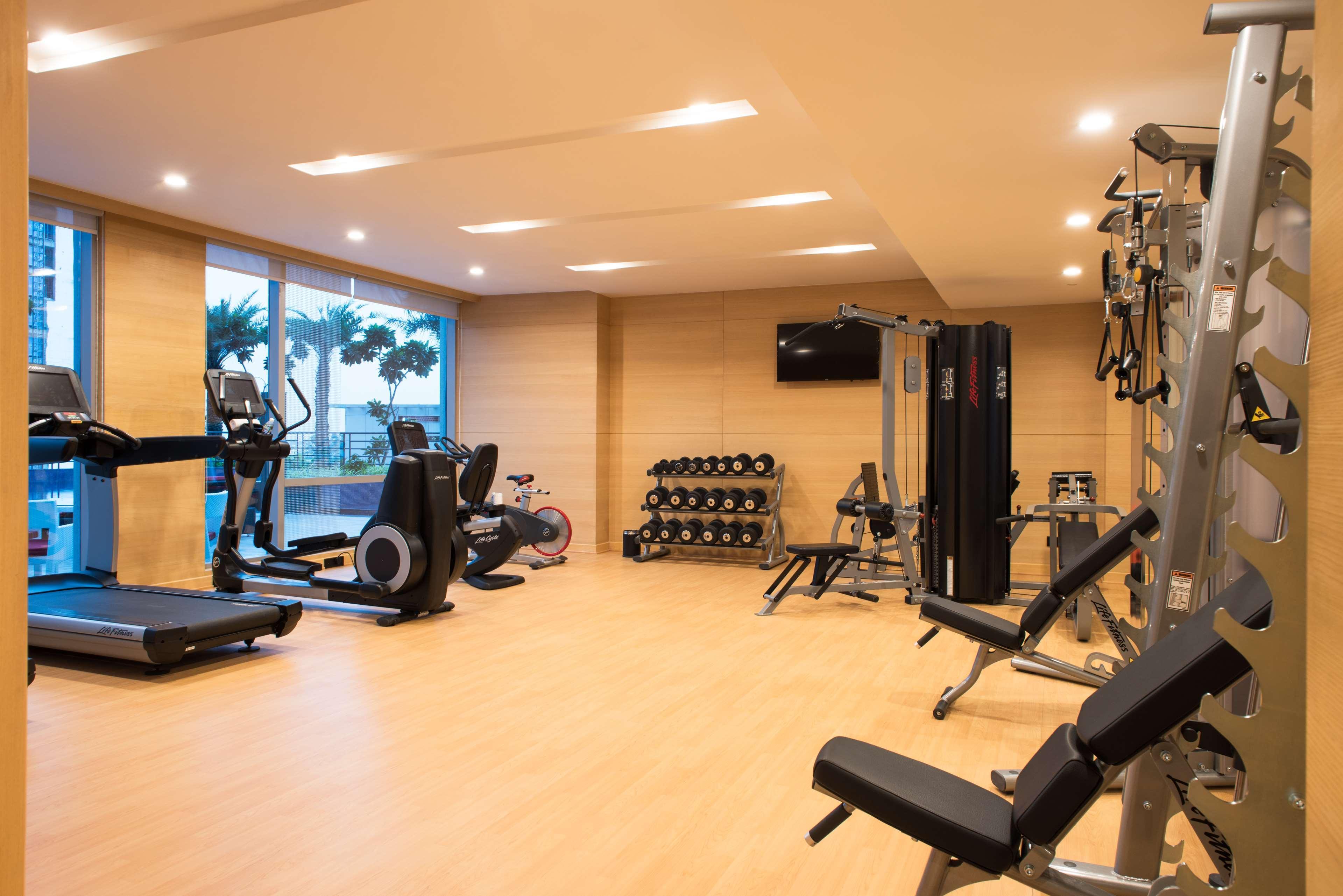 Отель Hyatt Regency Lucknow Gomti Nagar Экстерьер фото The gym at the hotel