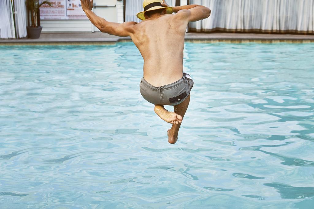 Отель Hyatt Regency Lucknow Gomti Nagar Экстерьер фото A man jumping into a swimming pool